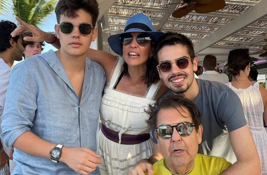 Faustão reaparece em foto rara com esposa e filhos e emociona fãs nas redes sociais