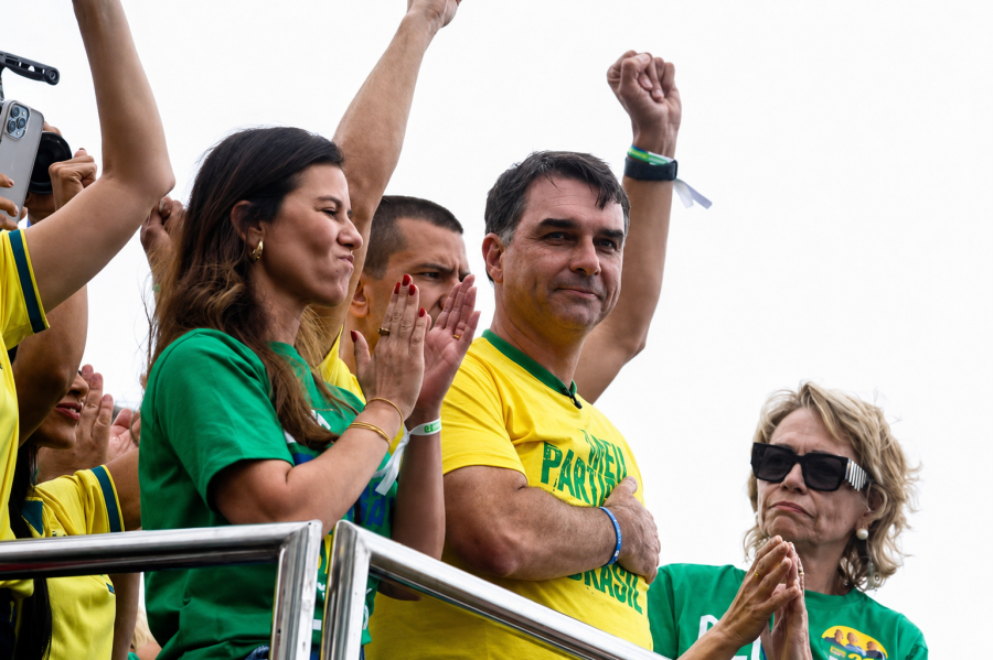 Mau tempo adia ato simbólico de Flávio Bolsonaro, mas campanha mantém ritmo em Minas