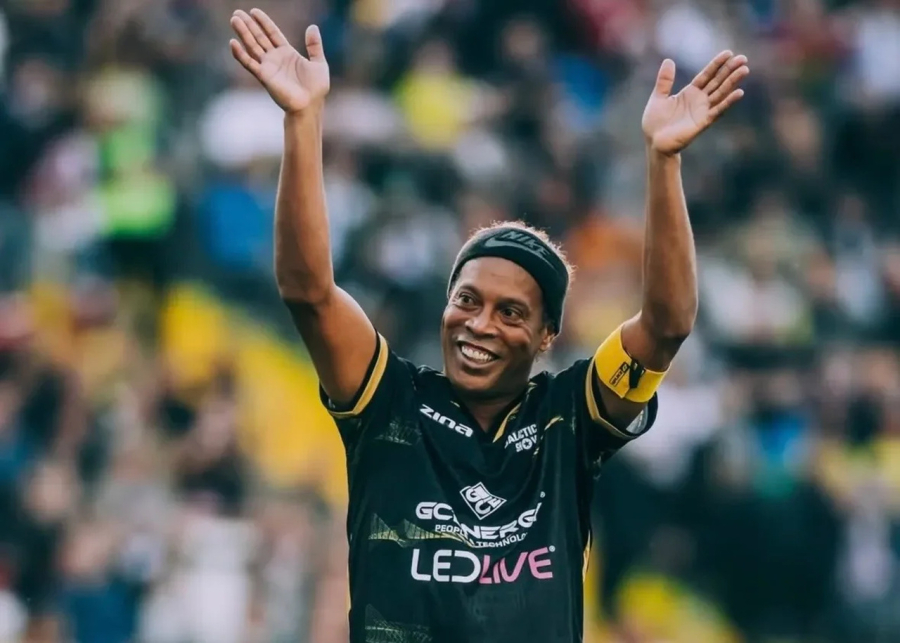 Ronaldinho volta ao futebol profissional aos 46 anos e vai defender clube da terceira divisão italiana