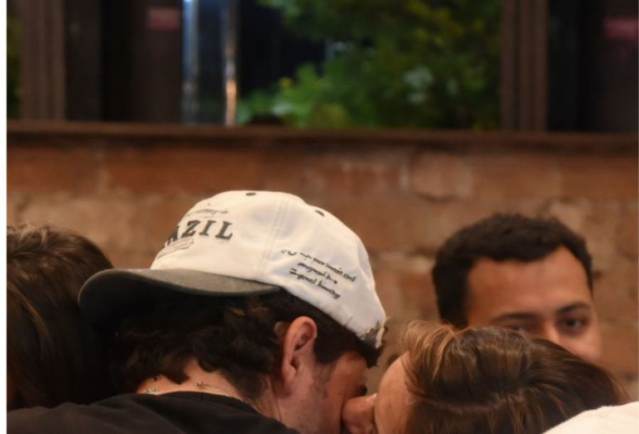 Melody é flagrada aos beijos com DJ no Rio