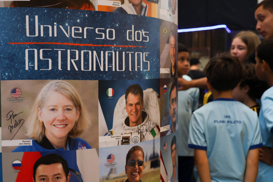 Estudantes do DF visitam exposição espacial