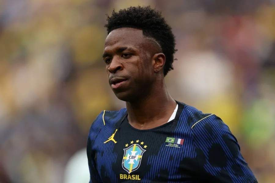 Vini Jr é criticado após estreia com a camisa 10