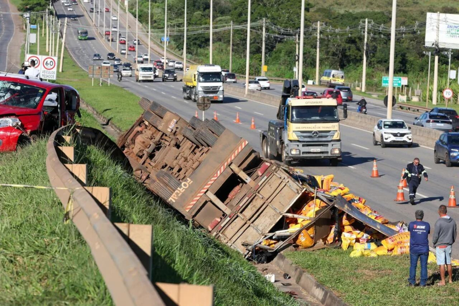 Carreta provoca engavetamento com 12 carros na EPIA Norte