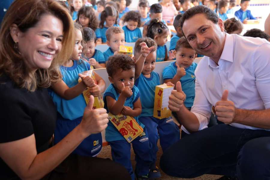 Aparecida distribui chocolate a 46 mil alunos