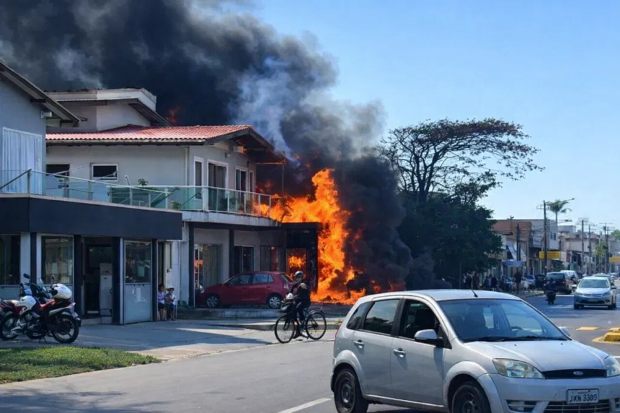 Avião cai sobre restaurante e deixa mortos no RS