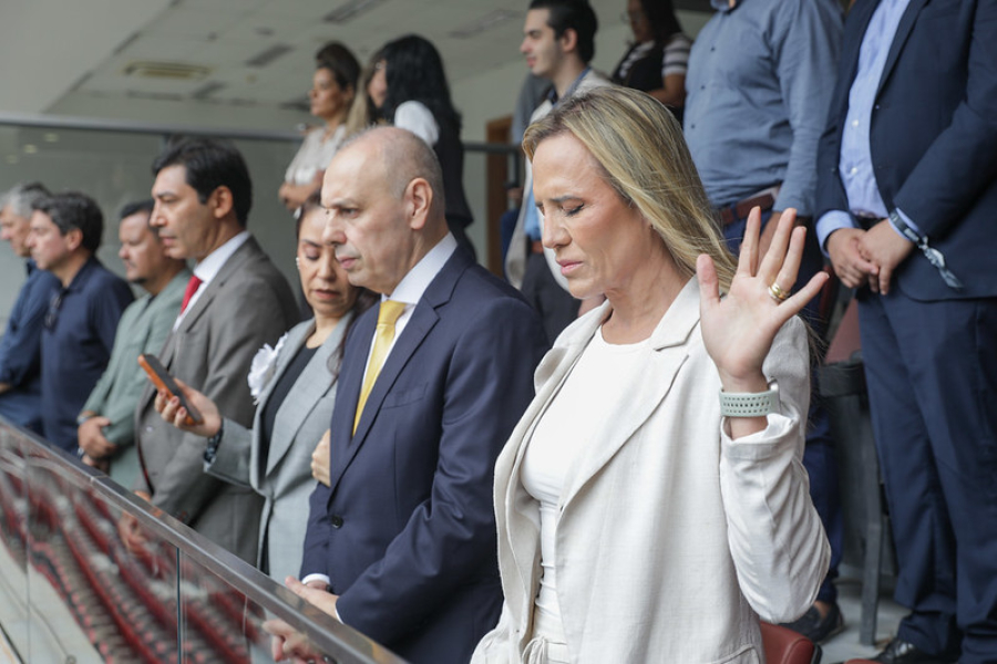 Celina participa de culto com 70 mil fiéis