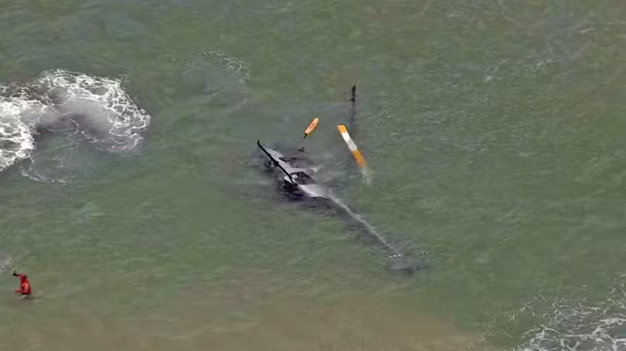 Helicóptero faz pouso forçado no mar no Rio