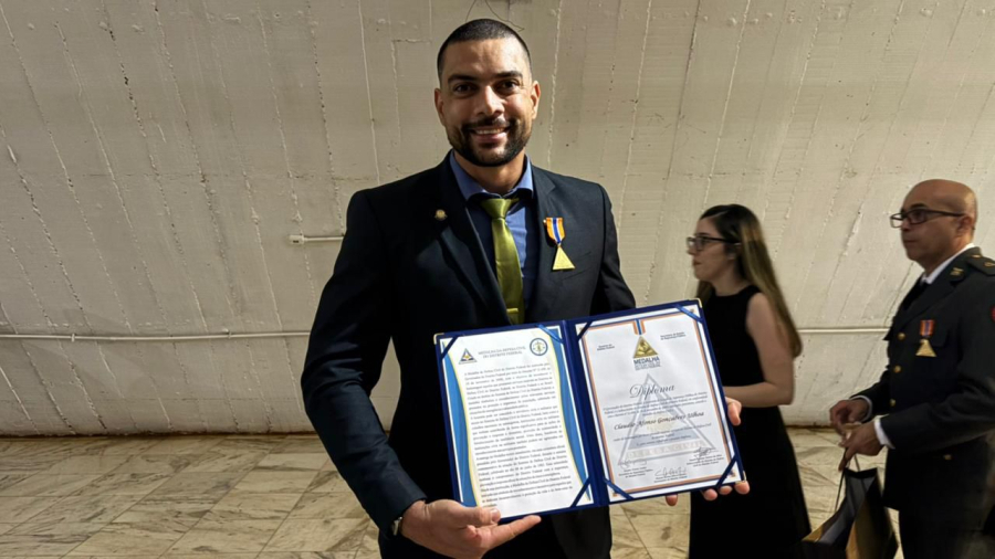 Jornalista Cláudio Ulhoa recebe Medalha da Defesa Civil do DF por atuação social