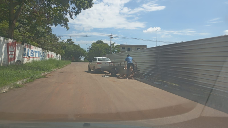 Dona de carro é autuada após flagrante de descarte irregular de resíduos no DF