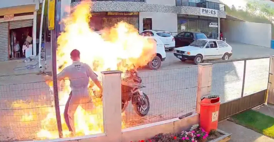 Homem incendeia a própria moto durante abordagem policial e deixa a mãe gravemente ferida no Espírito Santo