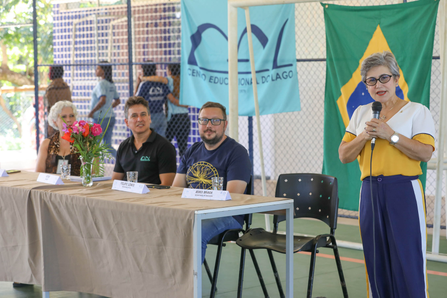 Professor do DF participa de programa no CERN e é recebido com festa por alunos