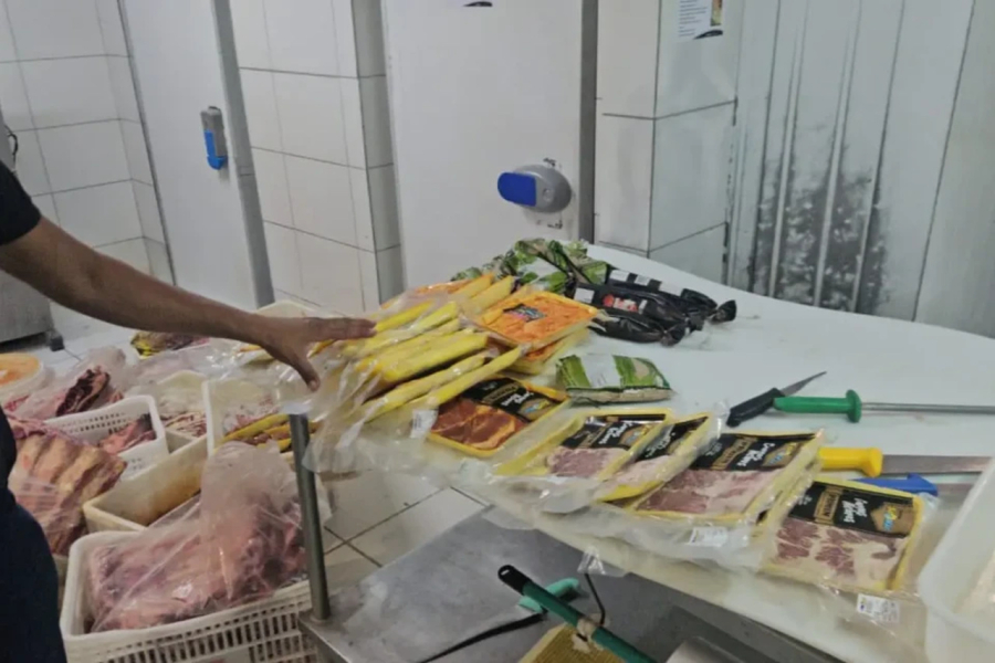 Procon apreende mais de 215 kg de carnes impróprias em supermercado de Goiânia