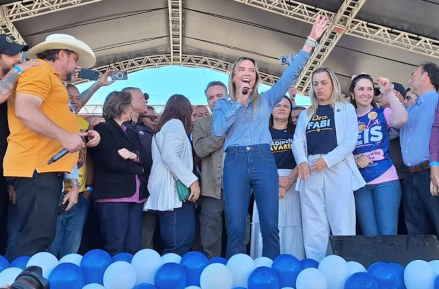 Celina leva campanha às ruas e recebe apoio de Michelle na largada em Ceilândia