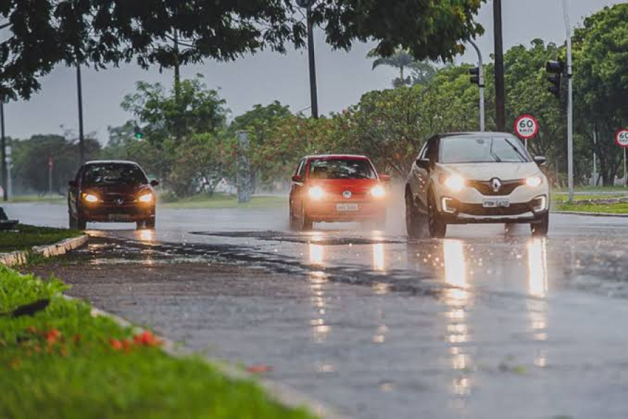 Chuva fora de época surpreende o DF | fenômeno atmosférico muda cenário em pleno agosto